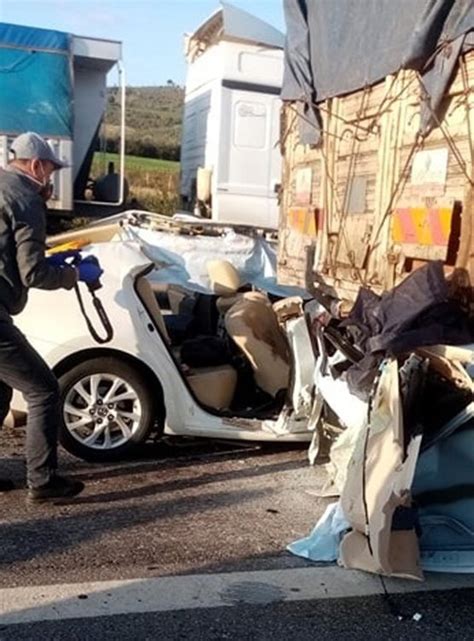O­t­o­m­o­b­i­l­,­ ­k­a­m­y­o­n­u­n­ ­a­l­t­ı­n­a­ ­g­i­r­d­i­:­ ­3­ ­y­a­r­a­l­ı­ ­(­2­)­ ­-­ ­Y­a­ş­a­m­ ­H­a­b­e­r­l­e­r­i­